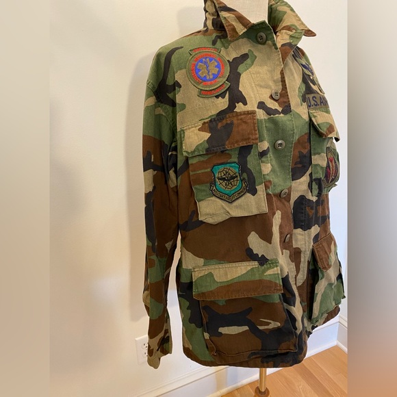 US Air Force Camouflage Mens Jacket w Patches / Woodland Camo / Size Medium - Picture 2 of 16